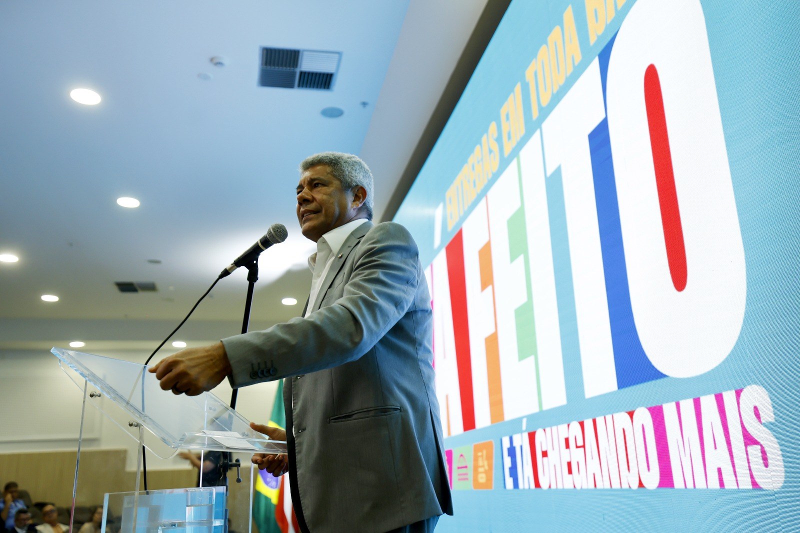 Jerônimo anuncia pacote com mais de 2 mil obras espalhadas pelo estado