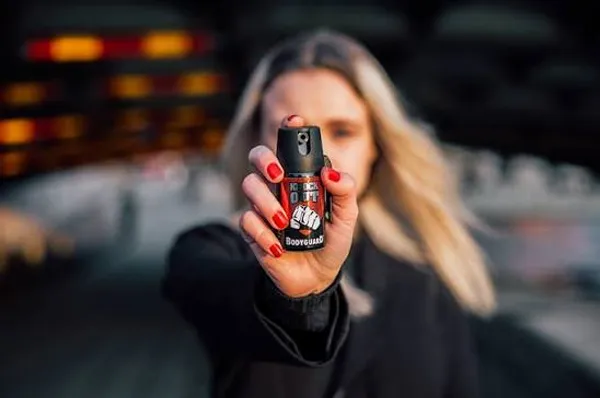 Saiba regras de uso do spray de pimenta após Senado aprovar venda para mulheres